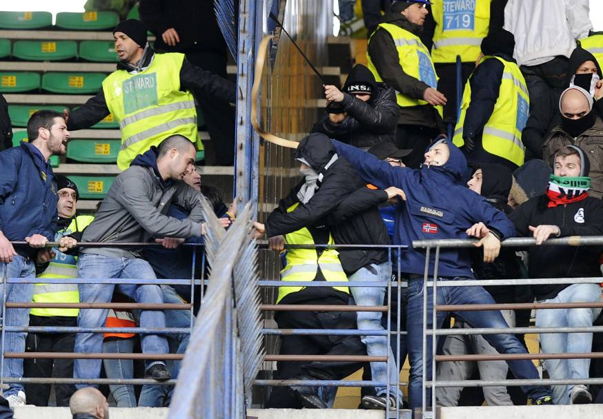 Verona-Juve, scontri tra tifosi al Bentegodi. Action Images